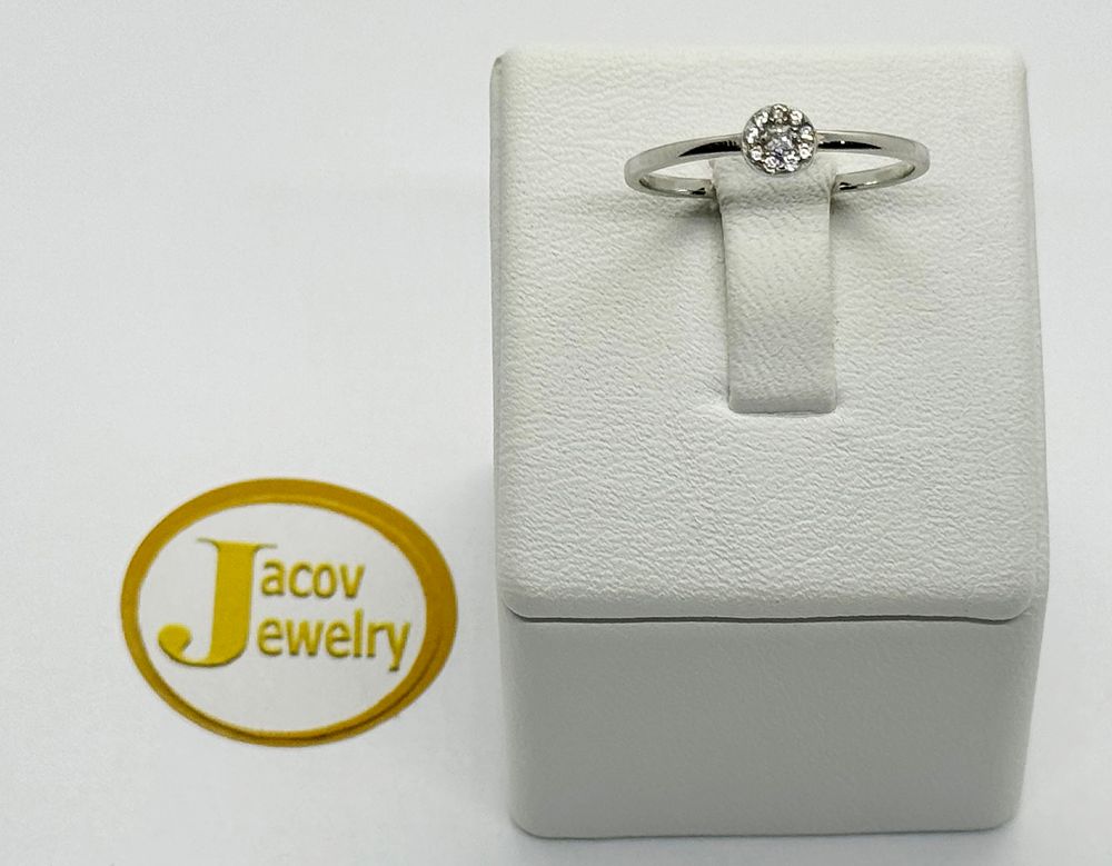 New 14K white gold solitaire model ring studded with zircon stones.... Gold metal 
Purity: 14K 