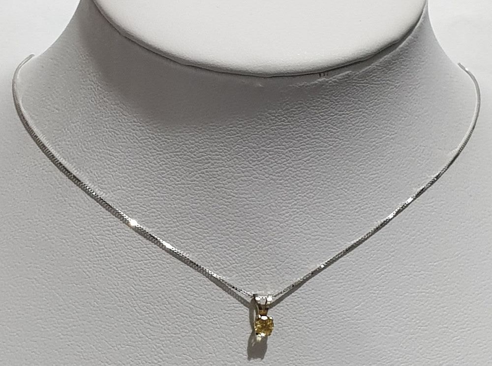 14K white gold necklace and pendant set with a new 0.15ct citrine stone. Chain length: 40 cm 
