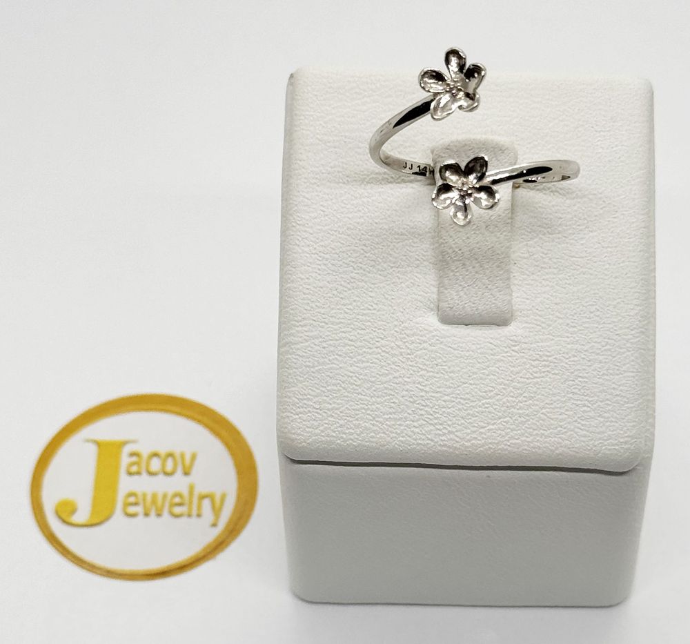 New 14K white gold flower model flexible open ring.... Gold metal 
Purity: 14K 
Color: White 