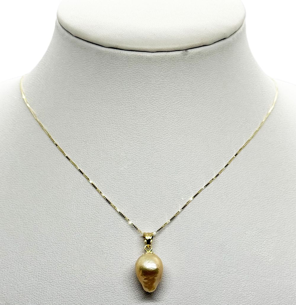 A pearl model necklace and pendant in the shade of a natural rainbow New in 14K yellow gold.... 
