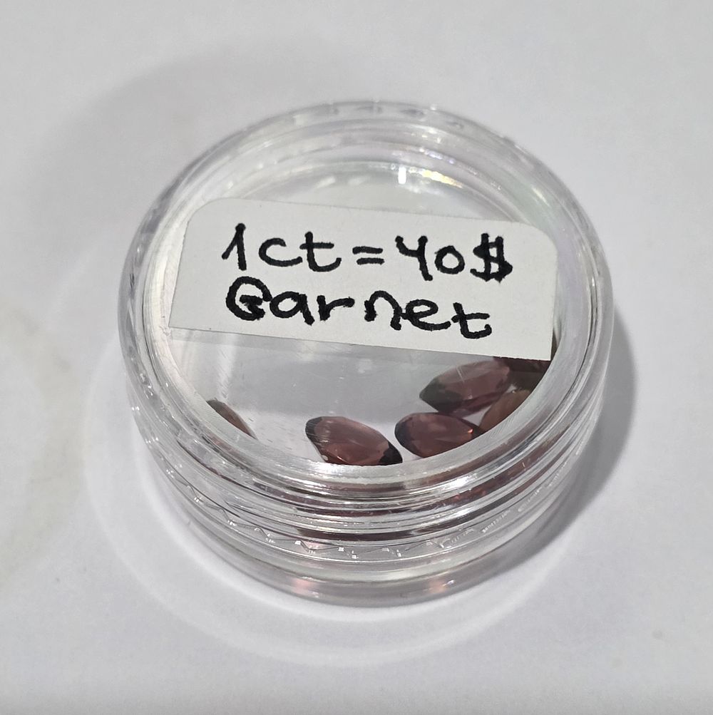 Lot of 8 natural Garnet gemstones, oval cut, 4.30ct. 1ct=$40 Weight: 4.30ct 
Oval stone 