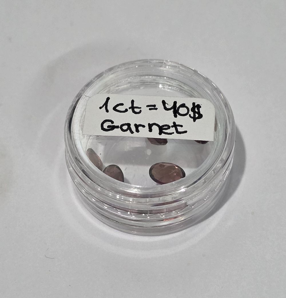 Lot of 8 natural Garnet gemstones in oval cut 
weighing 4.50ct. 1ct=$40 Weight: 4.50ct 
Oval 