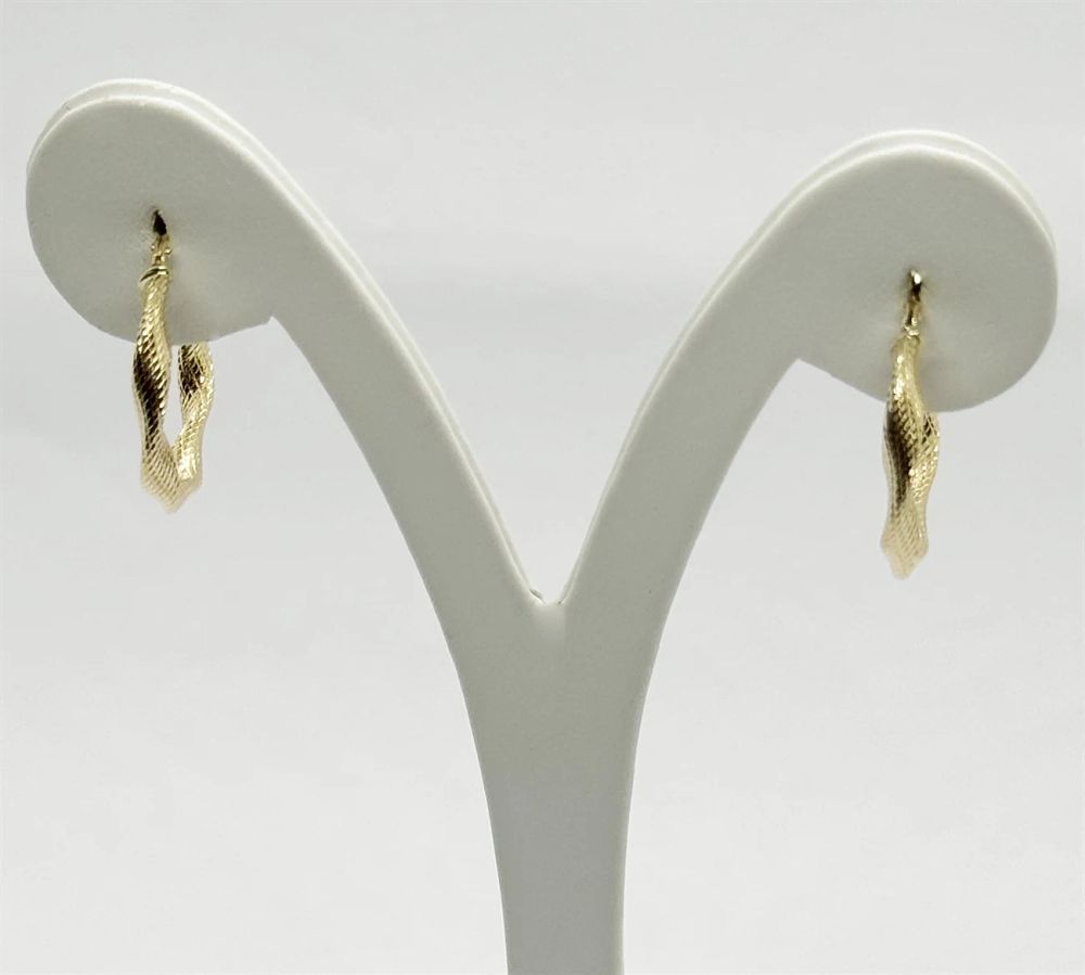 A pair of hoop earrings in a snakeskin design, 
diameter 20 mm, in 14K yellow gold. A pair of 
