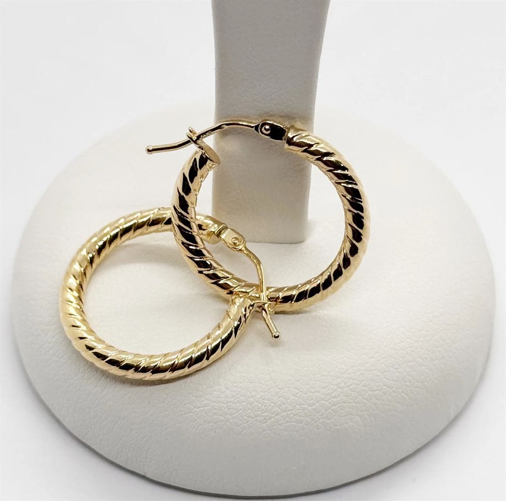 A pair of hoop earrings in a rope design, 
diameter 20 mm, in 14K yellow gold. A pair of hoop 