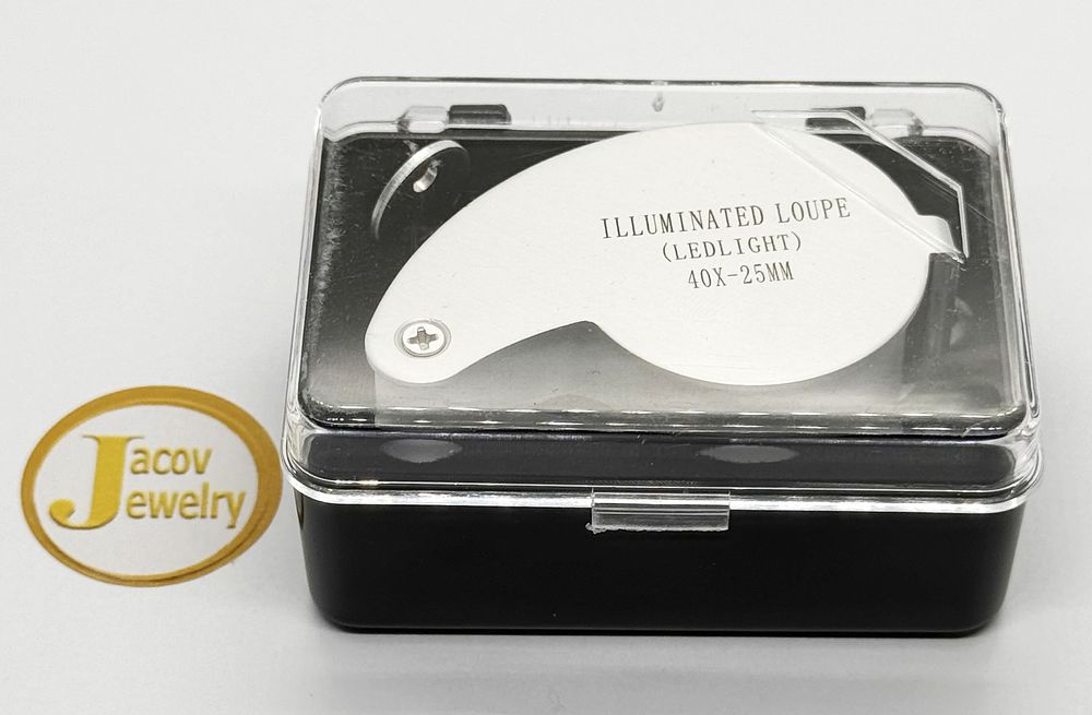 40x magnifier in silver and white, includes new lighting 
in box.... 40X Magnifier in Silver 