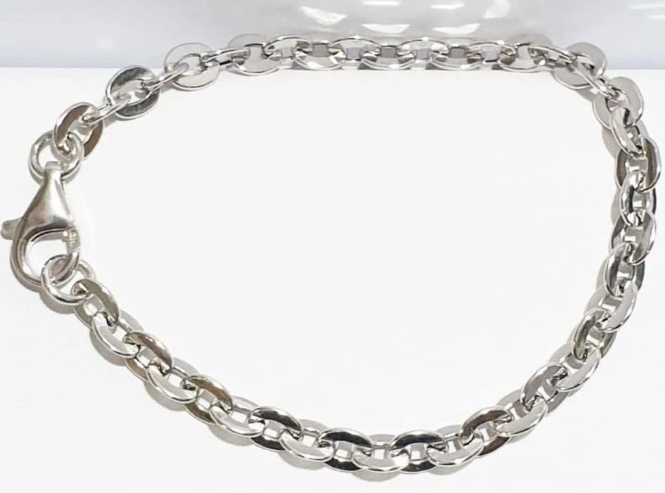 New 925 silver bracelet, oval model.... Silver Metal 
Purity: 925 
Length: 17.5 mm 
Link 