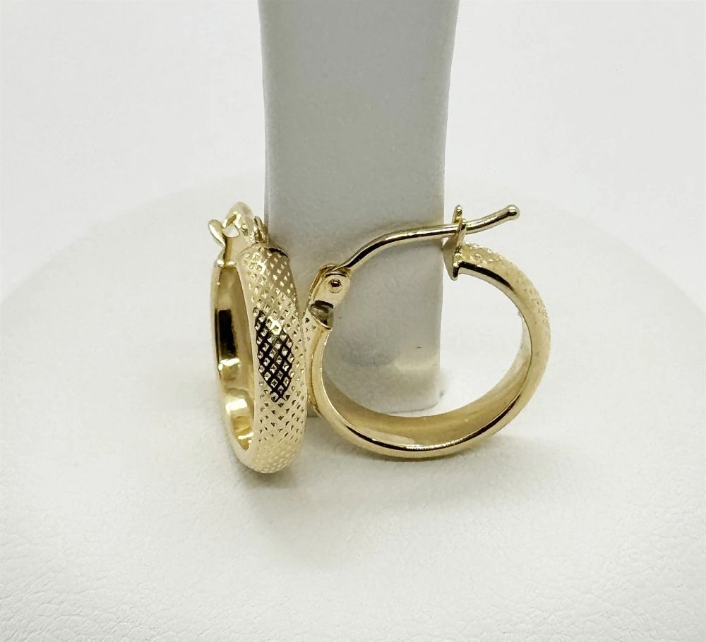 A pair of hoop earrings with a dot design 
Diameter 15 mm in 14K yellow gold new.... A pair of 