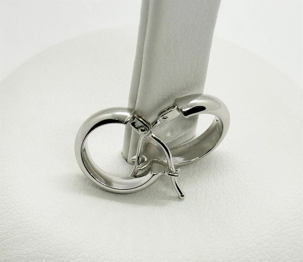A pair of hoop earrings in a smooth round design, 
diameter 12 mm, in 14K white gold. A pair of 