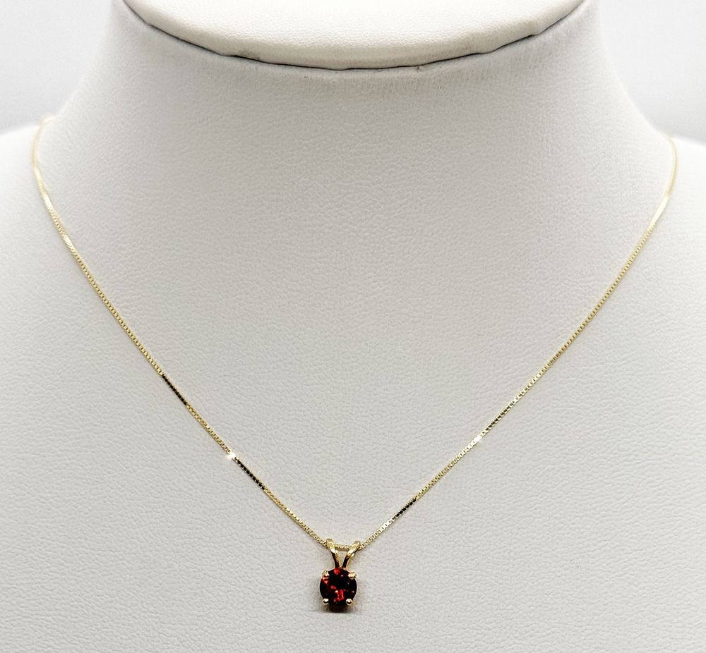 New Garnet model necklace and pendant inlaid with a natural gemstone 
In 14K yellow gold 
