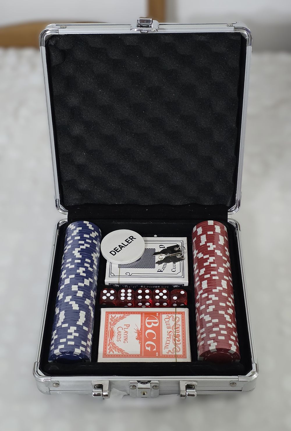 מזוודת פוקר עשויה מאלומיניום חדשה.... מידות מזוודה: 
20 ס"מ על 20 ס"מ 
הפריט נבדק ומאושר 