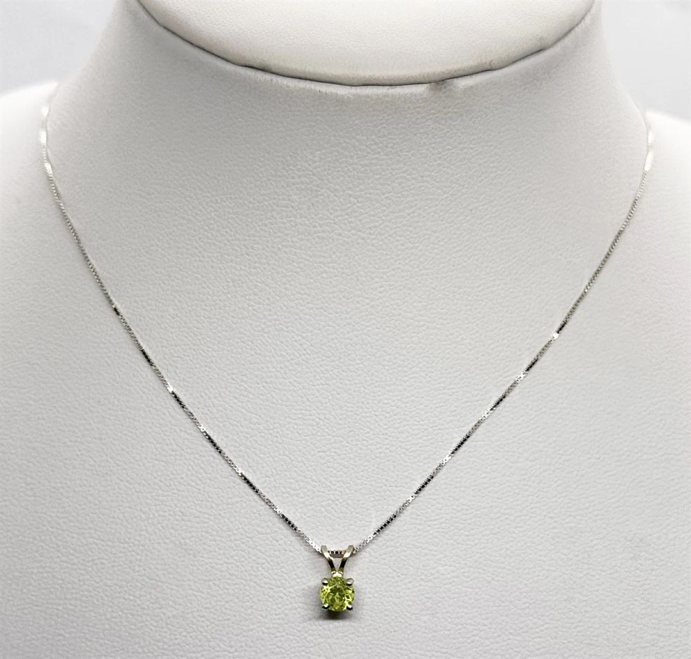 Peridot solitaire model necklace and pendant in white gold 14K new.... Gold metal 
Purity: 14K 