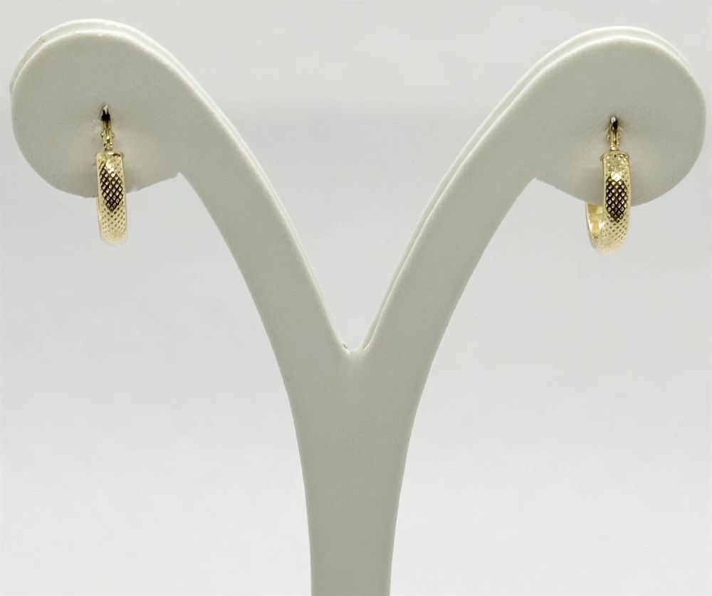 A pair of hoop earrings with a dot design, diameter 15 mm, 
in 14K yellow gold, new.... A pair 
