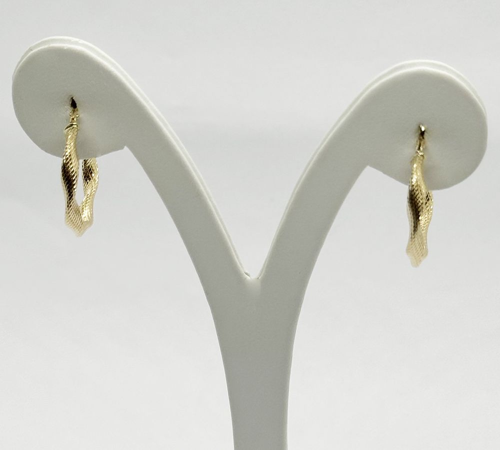 Pair of hoop earrings in snake skin design, 
diameter 20 mm, 14K yellow gold, new.... A pair of 