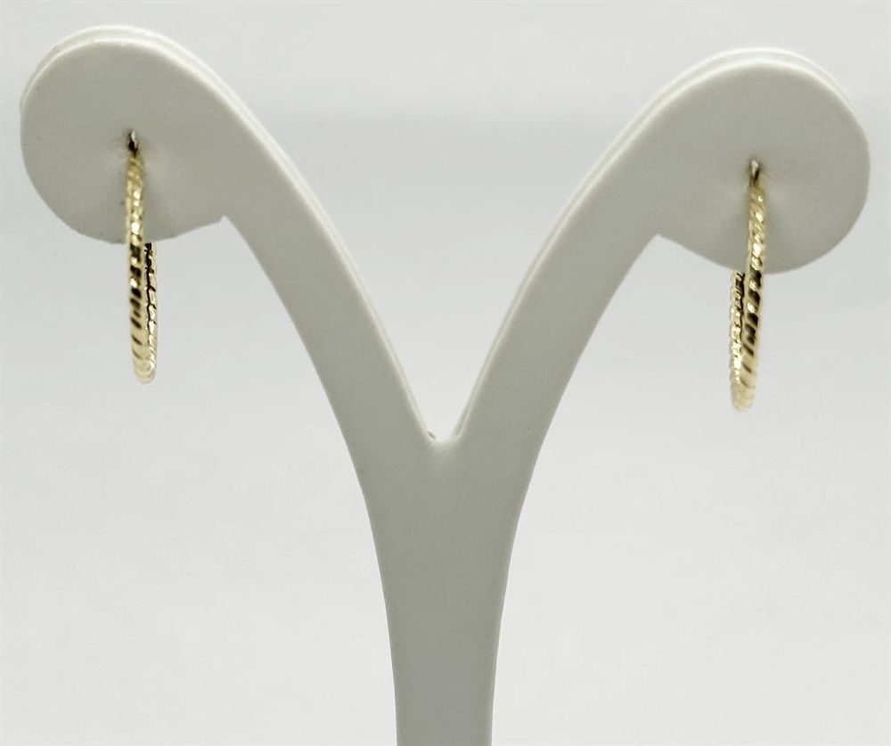 Pair of 14K yellow gold hoop earrings with a rope design, 23mm diameter – brand new... Pair of 