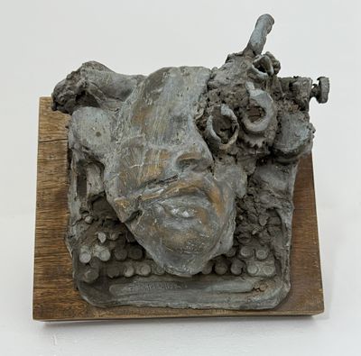 יגאל תומרקין. פורטרט עצמי, פסל ברונזה יחידני על בסיס עץ, סוף שנות ה60, 31x36x19 ס"מ, חתום 