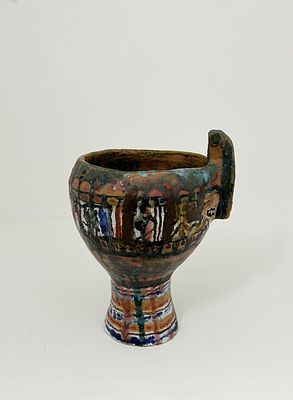 יחזקאל שטרייכמן. אגרטל קרמיקה מצויר על ידי האמן בסגנון מופשט, דיי גדול ביחס לפסלי קרמיקה של האמן 