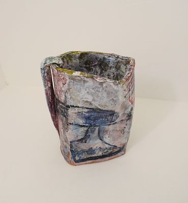 יחזקאל שטרייכמן. אגרטל בצורה אמורפית( שפת האגרטל והמבנה שלו), מעוטר בצידו האחד בדמות אישה ובצד 