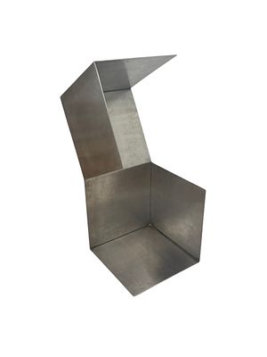 קוסו אלול. ללא כותרת, פסל בעצוב גאומטרי, עשוי נירוסטה, גובה 60, עומק 40, רוחב 26 ס"מ, הפסל אינו 