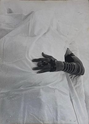 מוטי מזרחי. דיוקן האמן מניח תפילין (תפילין בנוסח ספרד) ופניו מכוסות בסדין לבן. מוטי מזרחי משנת 