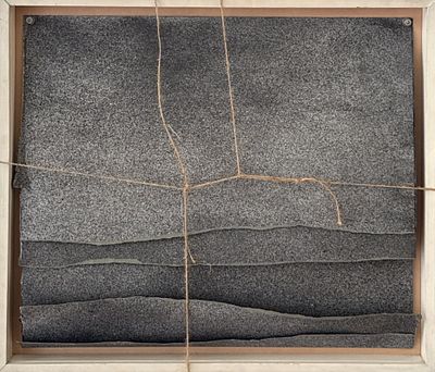 יהושוע נויישטיין. ללא כותרת, טכניקה מעורבת על קרעי נייר, 51x44 ס"מ, כולל המסגרת 55x47 ס"מ, וחבל 