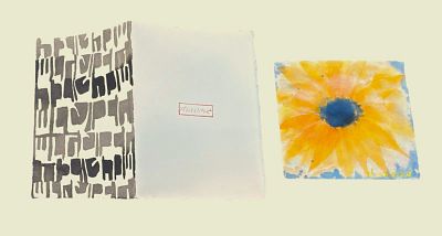 מאיה כהן לוי. ללא כותרת, עבודה אחת הכוללת שני ציורים:ציור מס 1: דף מקופל באמצע שמצדו האחד מצוירת 