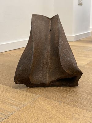 יעקב דורצין. מלאך, פסל ברזל לתליה על קיר\מונח על הקרקע, גובה 60, רוחב ועומק 27 ס"מ, חתום, מתואר 