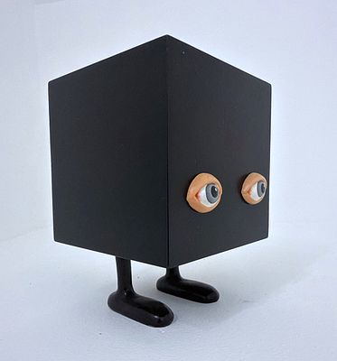 זויה צ'רקסקי "קזימיר מלביץ' תינוק", שמן על עץ, ברזל, גובה: 18 ס"מ, חתום ומתוארך 2005 בגב היצירה, 