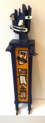 לאו ריי פסל. לאו ריי, דמות בעלת אופי קוביסטי בחלקיו, יצרת אסמבלאז' המשלבת בניה שלד הפסל מעץ, 4 