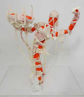 אורי קצנשטיין. ללא כותרת, פי וי סי, פולימר וצבע תעשייתי, גובה 42, רוחב 31, עומק 22 ס"מ, מונחת על 