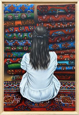 פאטמה אבו רומי. האמנית ושטיחים, שמן על בד, 59x40 ס"מ, חתום ומתוארך 2022, ממוסגר, פורטרט עצמי 