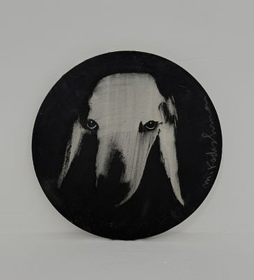 מנשה קדישמן. ראש כבשה בצבעוניות אפרפרה על רקע שחור, אקריליק על בד, קוטר 30 ס"מ, חתום מלפנים 