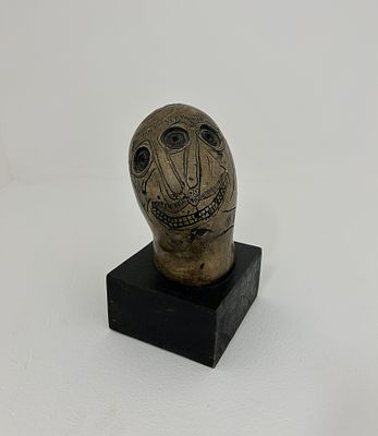 פיליפ רנצר. ללא כותרת, פסל עשוי גבס צבוע וחריטה ידנית של האמן, בסיס עץ, גובה 14, רוחב 12 ס"מ 