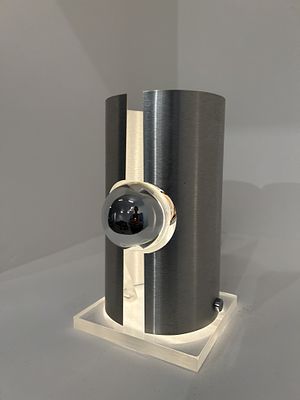 מנורת שולחן\רצפה שנות ה70, עשויה ניקל עם בסיס פרספספקט מתקופת space age (עידן החלל), יצור איטלקי. 