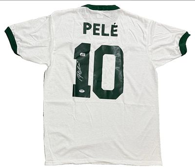 חולצה רשמית עם השם PEL&Eacute; והמספר 10, חתומה ביד בחתימה מקורית של פלה על גבי הספרה. הפריט מלווה 
