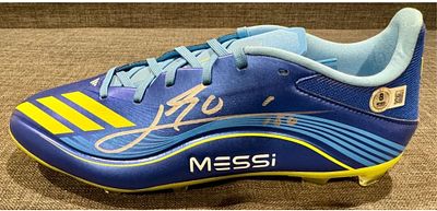 נעל כדורגל של חברת Adidas מדגם Lionel Messi, בצבעי כחול וצהוב, חתומה ביד בחתימה מקורית של ליאו 