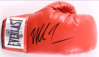 מייק טייסון ! כפפת אגרוף של Everlast, חתומה בחתימה מקורית של אלוף העולם האגדי במשקל כבד מייק 
