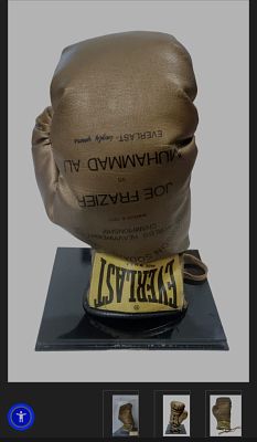 כפפת אגרוף Everlast במהדורת תצוגה המוקדשת לקרבות האגדיים בין Muhammad Ali ו-Joe Frazier, אלופי 