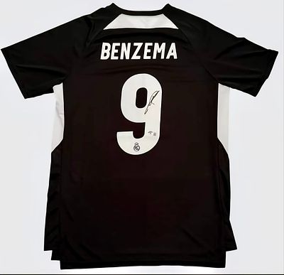 BENZEMA ! חולצה כדורגל של Real Madrid עם השם והמספר BENZEMA 9, חתומה בחתימה מקורית של כוכב 