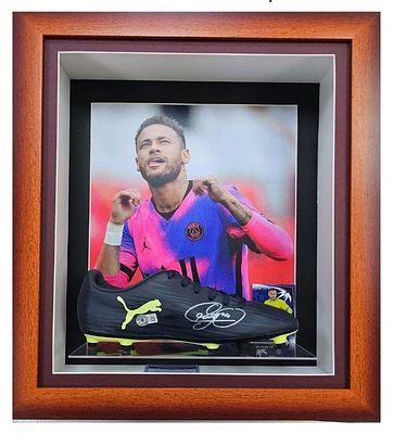 Neymar Jr. – חתום בידו ומאושר על ידי Beckett Authentication Services (BAS).
נעל כדורגל רשמית 