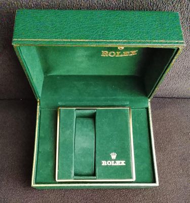 Rolex – קופסת שעון מקורית (Watch Presentation Box). 
קופסת תצוגה מקורית לשעוני רולקס בצבע ירוק 
