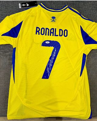 חולצה מקורית! של כריסטיאנו רונאלדו / Cristiano Ronaldo – חתומה בידו ומאושרת על ידי PSA/DNA. 
