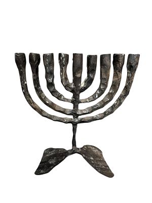 דוד פלומבו . חנוכייה בעיצוב מודרני וברוטליסטי, ברזל רקוע, שנות ה-50. שפה אופיינית ויחודית של אמן 