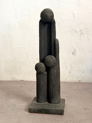 יצחק עופר . משפחה, פסל ברונזה, גובה 40, רוחב 14, עומק 12 ס״מ. חתום בחריטה. 
יצחק עופר (נולד 