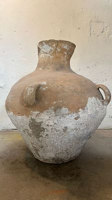 כד פלשתינאי . כד פלשתנאי גדול מימדים, גובה 67, קוטר 65, ס״מ, עשוי חימר יד, שימש לאיחסון מים, שמן 