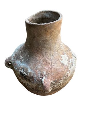 כד פלשתנאי גדול מימדים. גובה 70 ס״מ, עשוי חימר יד, עיטורים בצבע אדום אשר שישמש לאיחסון מים, שמן 