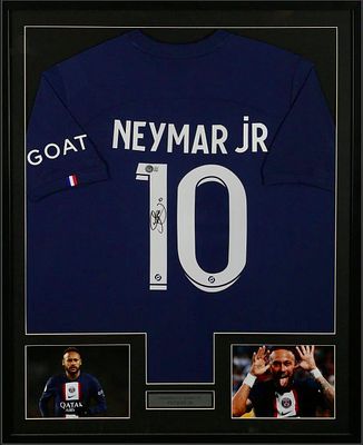 חולצת כדורגל מקורית! במצב חדש. של ניימאר / Neymar Jr – חתומה בידו ומוצגת במסגרת יוקרתית בעיצוב 