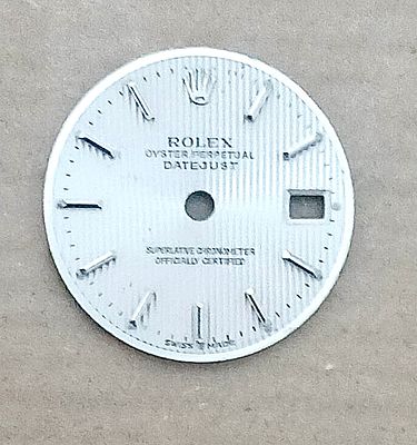 לוח שעון רולקס מקורי! מדגם Datejust 26mm (ליידי רולקס) – בצבע כסף בעיצוב טקסטורה. לוח שעון 