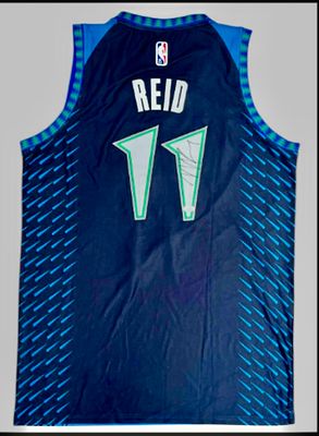 גופיית Minnesota Timberwolves חתומה על ידי השחקן נאז ריד / Naz Reid, מספר 11, עם אימות של חברת PSA.