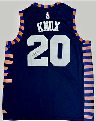 גופיית New York Knicks חתומה על ידי השחקן קווין נוקס / Kevin Knox, מספר 20, עם מדבקת אימות של PSA. 