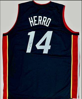 חולצת Miami Heat חתומה על ידי השחקן טיילר הירו / Tyler Herro, מספר 14, עם מדבקת אימות PSA. החולצ 